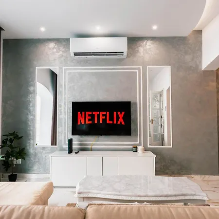 Villa Stunning With A Heated Jacuzzi