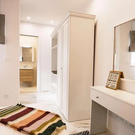 Stunning 4br With Heated Jacuzzi In St Paul's Bay
